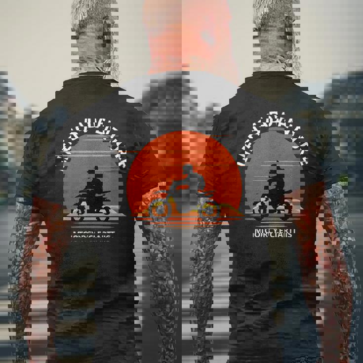 アドベンチャー バイク おもしろ オフロードバイク 人生は冒険だ ツーリング イラスト メンズTシャツ バックプリント 高齢者への贈り物