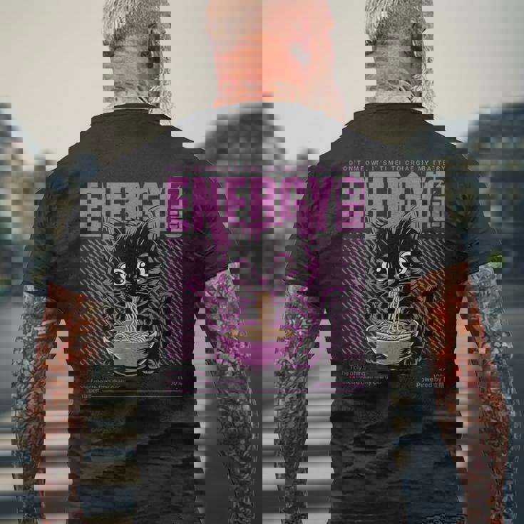 アニメ風ラーメン猫デザイン 充電と食欲のエネルギー系グラフィック メンズTシャツ バックプリント 高齢者への贈り物