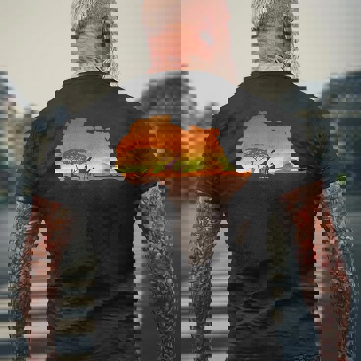 アフリカ キリン サバンナ サンライズ タンザニア ケニア アフリカ メンズTシャツ バックプリント 高齢者への贈り物