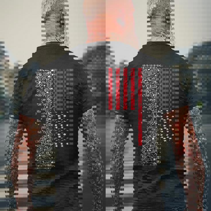 アメリカ、愛国的なアメリカ国旗、ペイズリー、バンダナプリント。 メンズTシャツ バックプリント 高齢者への贈り物