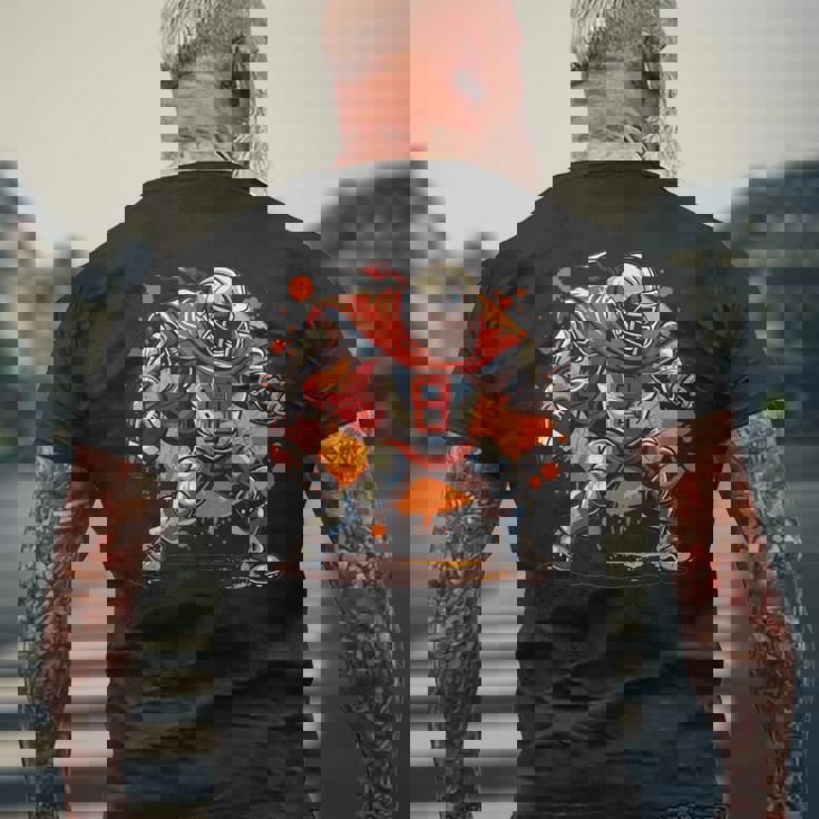 アメリカンフットボールのコスチュームを着たストロングナイト。 メンズTシャツ バックプリント 高齢者への贈り物