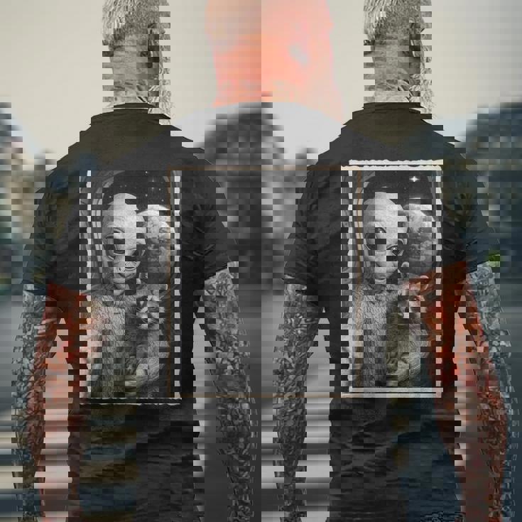 アライグマとエイリアンセルフィー、Ufo&地球写真、面白いエイリアン メンズTシャツ バックプリント 高齢者への贈り物