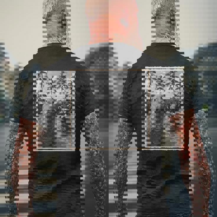 アライグマとカピバラ自撮り メンズTシャツ バックプリント 高齢者への贈り物