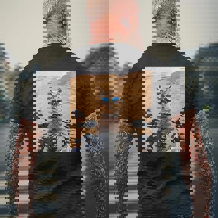 アラビア砂漠でサングラスをかけた猫、ドバイにマッチ。 メンズTシャツ バックプリント 高齢者への贈り物