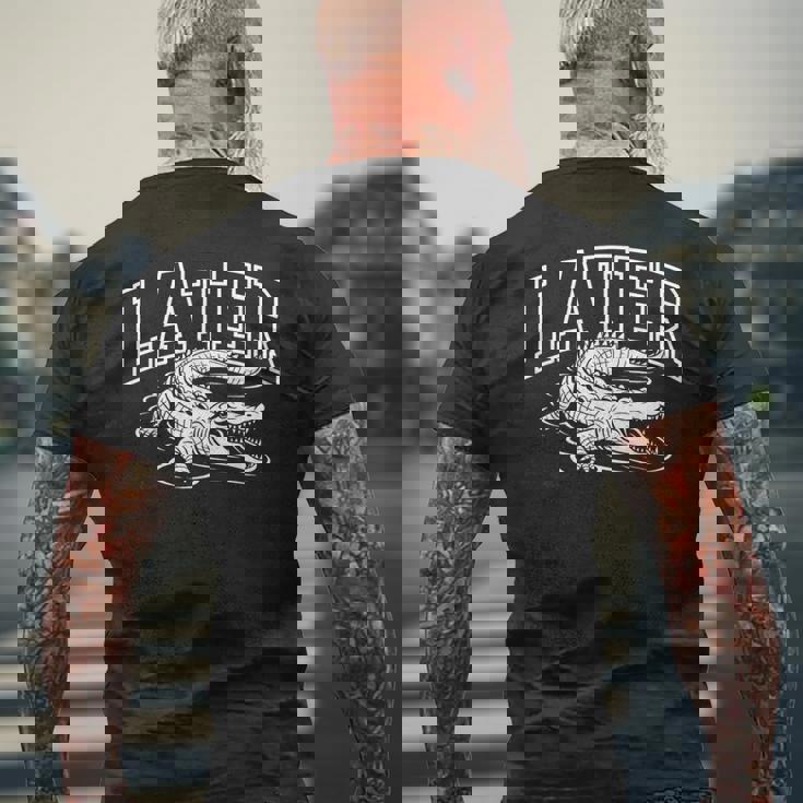 アリゲーター後で面白い皮肉なグラフィックノベルティ格言 メンズTシャツ バックプリント 高齢者への贈り物