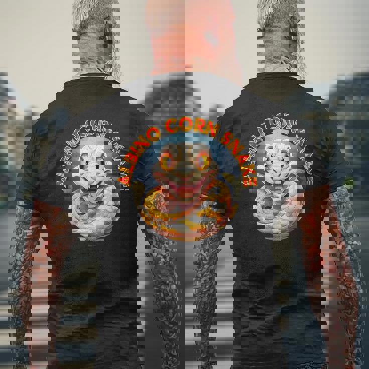 アルビノコーンスネーク 動物 可愛い 人気 へび 蛇 干支 巳 動物園 へび好き 愛好家 爬虫類 コーンスネーク メンズTシャツ バックプリント 高齢者への贈り物