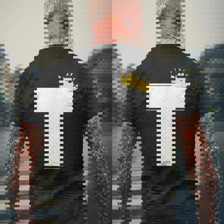 アルファベット大文字モノグラム イニシャル キング クイーン クラウン メンズTシャツ バックプリント 高齢者への贈り物