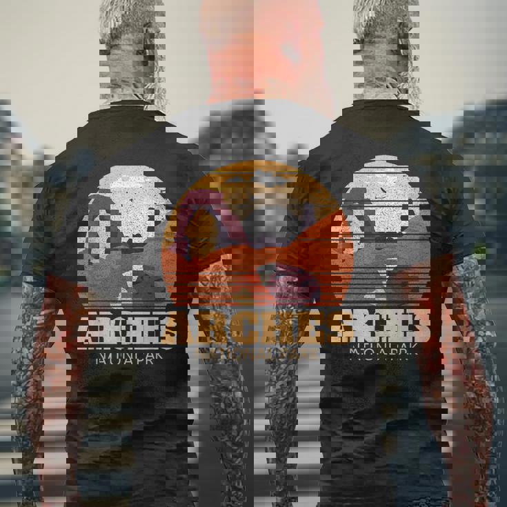 アーチーズ国立公園ユタ国立公園アーチーズ メンズTシャツ バックプリント 高齢者への贈り物