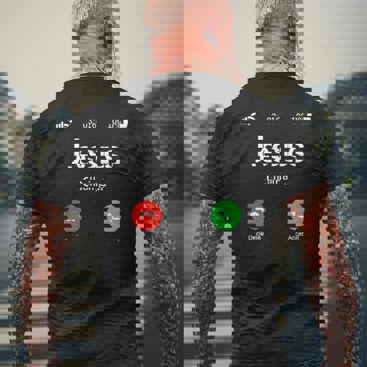 イエスは天国から呼びかけている-クリスチャンリビング メンズTシャツ バックプリント 高齢者への贈り物