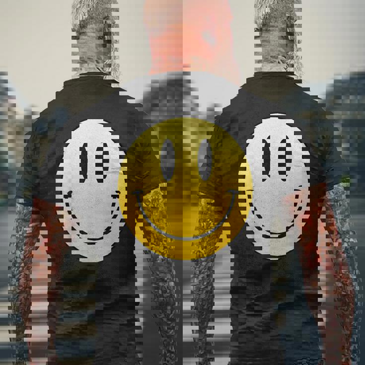 イエロー スマイル ハッピー ピース スマイル フェイス かわいい ユーモア すごい メンズTシャツ バックプリント 高齢者への贈り物