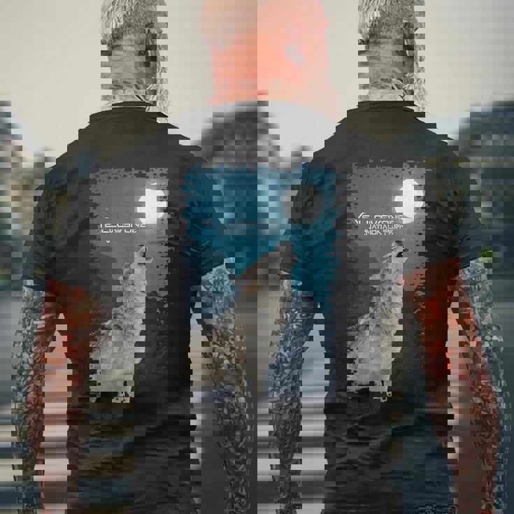 イエローストーン国立公園 オオカミのお土産 記念品 ギフト メンズTシャツ バックプリント 高齢者への贈り物