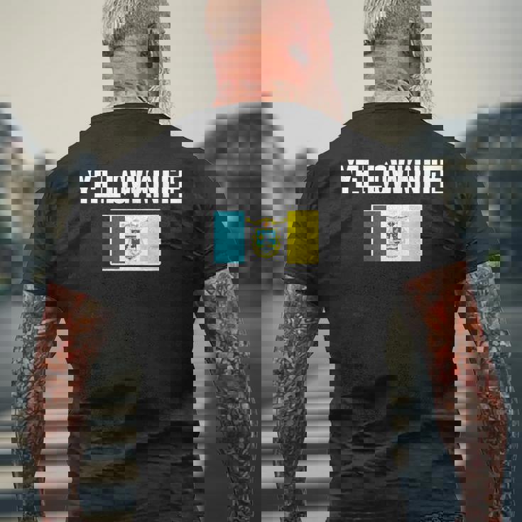 イエローナイフ 紋章 旗 国家への誇り ギフト お土産 メンズTシャツ バックプリント 高齢者への贈り物