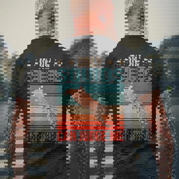 イカは私を判断できる 烏賊 イカ メンズTシャツ バックプリント 高齢者への贈り物