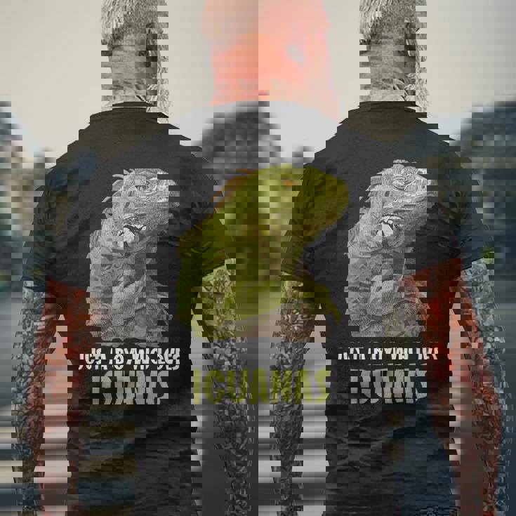 イグアナ・イグアナが大好きな男の子だけ。 メンズTシャツ バックプリント 高齢者への贈り物