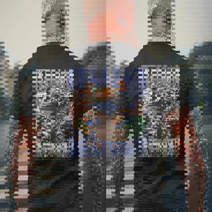 イタリア Brainrot 面白い トラララ クロコディロ ミーム ジョーク ブーツレッグ メンズTシャツ バックプリント 高齢者への贈り物