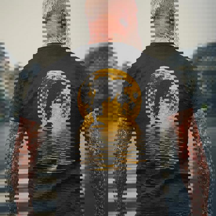 イルカ 海 夕日 月 反射 自然 恋人 ギフト メンズTシャツ バックプリント 高齢者への贈り物