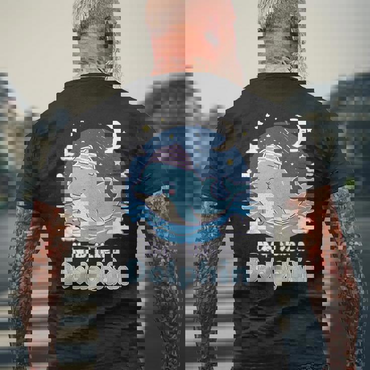 イルカのような昼寝 可愛い眠りイルカ メンズTシャツ バックプリント 高齢者への贈り物