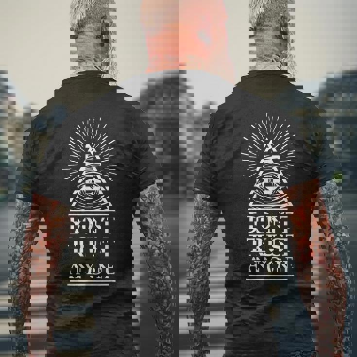 イルミナティ フリーメイソン 誰も信じるな メンズTシャツ バックプリント 高齢者への贈り物