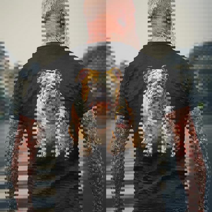 イングリッシュブルドッグの子犬とイングリッシュブルドッグ メンズTシャツ バックプリント 高齢者への贈り物