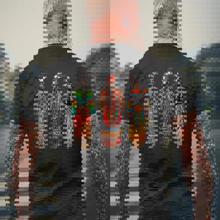 インディアン族 ネイティブアメリカン フェザーヘッドドレス インディアンチーフ メンズTシャツ バックプリント 高齢者への贈り物