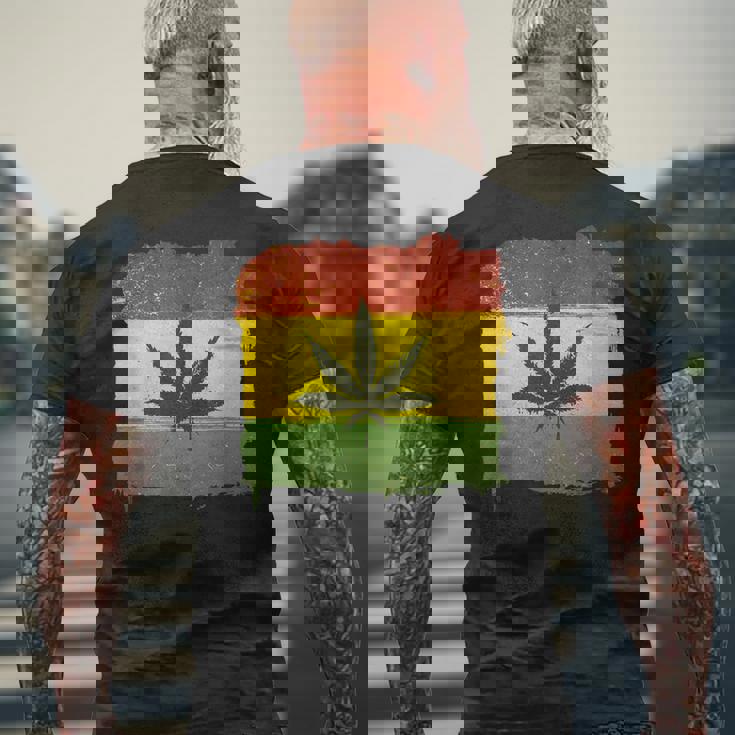 ウィード マリファナ ガンジャ リーフ ラスタ フラッグ 大麻 恋人 ギフト メンズTシャツ バックプリント 高齢者への贈り物