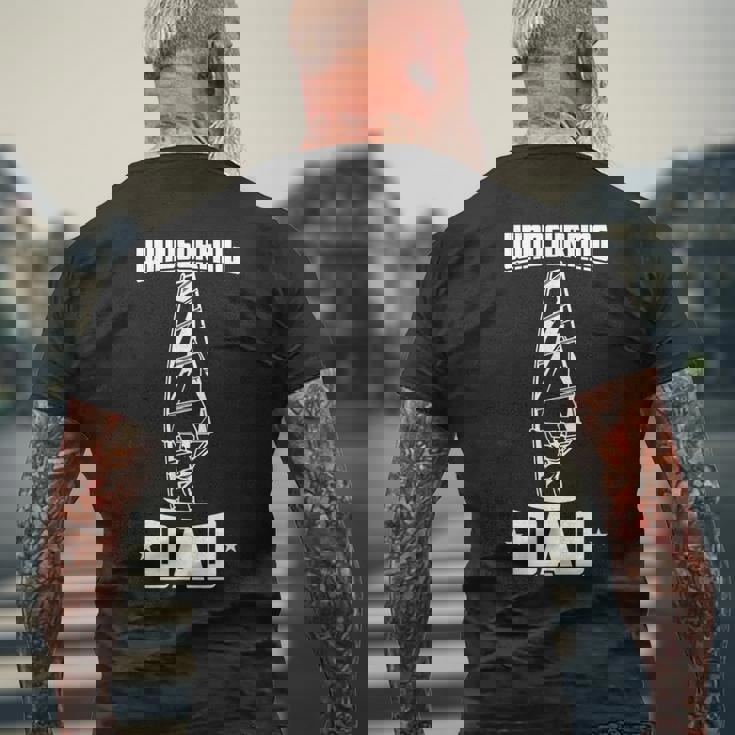 メンズ ウインドサーフィンの父 ウインドサーフィンの愛好家 ボードセイリング メンズTシャツ バックプリント 高齢者への贈り物