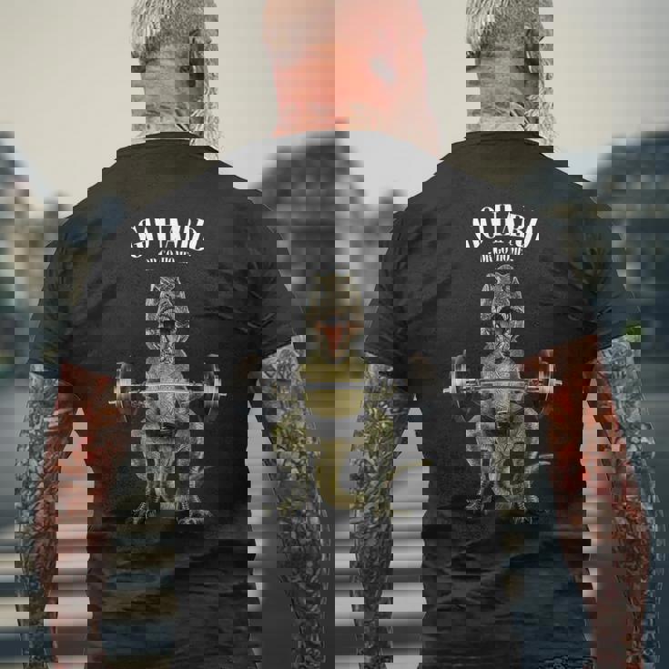 ウェイトリフティング 筋トレ バーベル やる気がないなら家に帰れ 恐竜 ティラノザウルス メンズTシャツ バックプリント 高齢者への贈り物