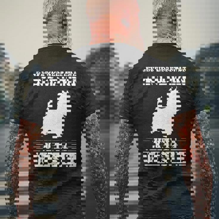 ウェスティ・ドッグを飼っている老人を決して過小評価しないでください メンズTシャツ バックプリント 高齢者への贈り物