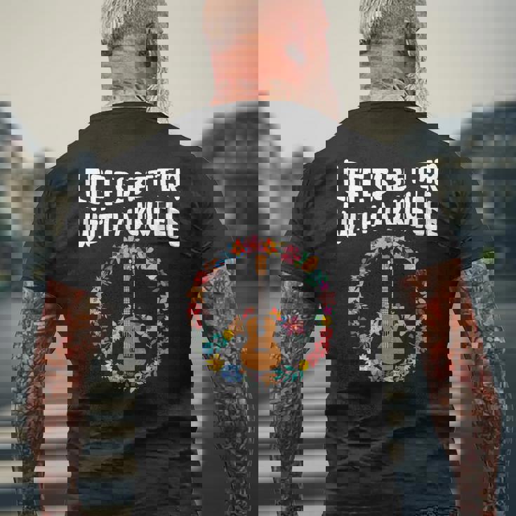 ウクレレで人生はもっと良い-ウクレレ愛好家 メンズTシャツ バックプリント 高齢者への贈り物