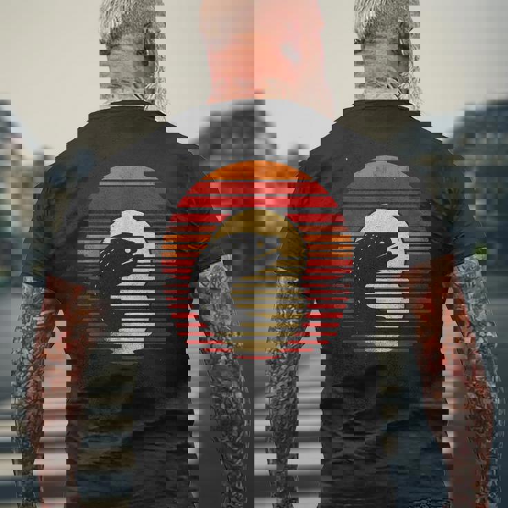 ウツボ サンセット レトロスタイル サファリ ヴィンテージ 70年代 釣り メンズTシャツ バックプリント 高齢者への贈り物