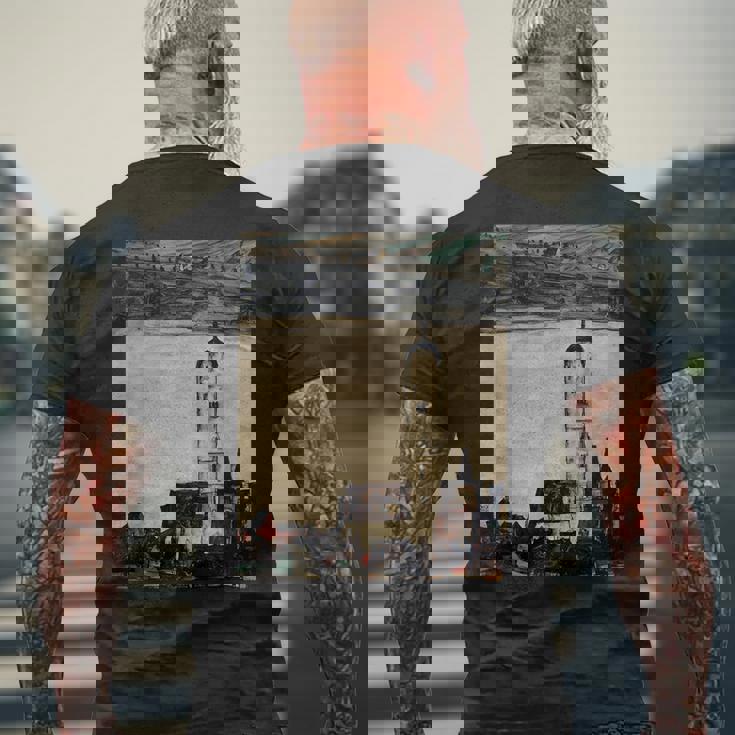 エゴン・シーレ作「ドナウ川のシュタインの教会」1913 メンズTシャツ バックプリント 高齢者への贈り物