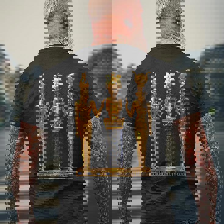 エジプト トリニティ ゴールデンホルス オシリスとイシスの像 メンズTシャツ バックプリント 高齢者への贈り物