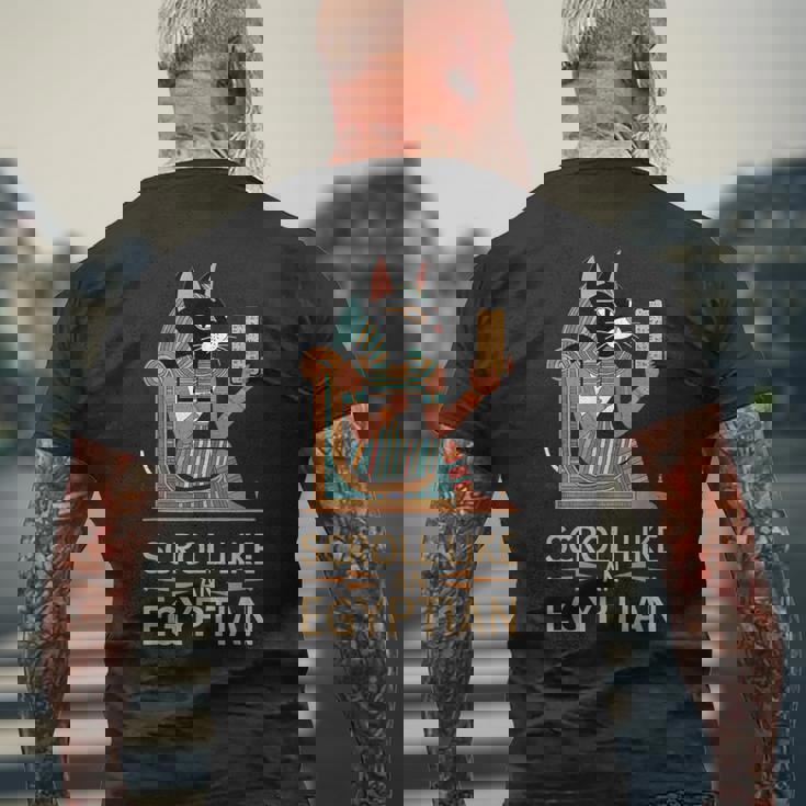 エジプトの猫のようなスクロールデザイン。 メンズTシャツ バックプリント 高齢者への贈り物