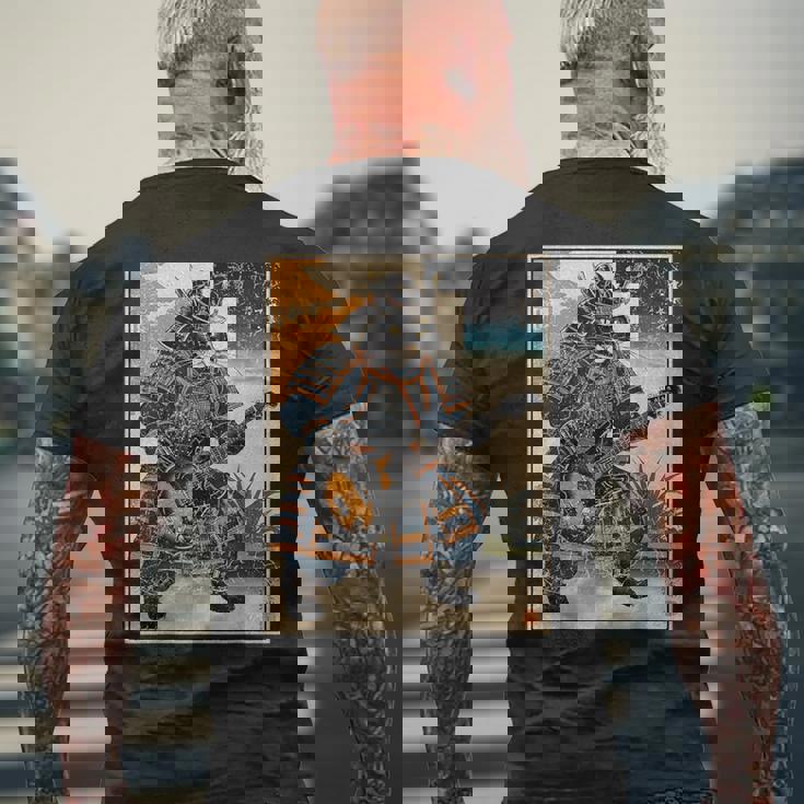 エレキギターを弾く日本の侍猫 浮世墨アート メンズTシャツ バックプリント 高齢者への贈り物