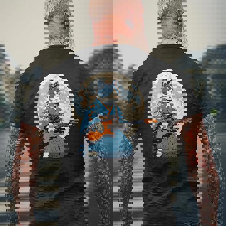 エレキギターを弾く日本猫 着物&猫ギター メンズTシャツ バックプリント 高齢者への贈り物