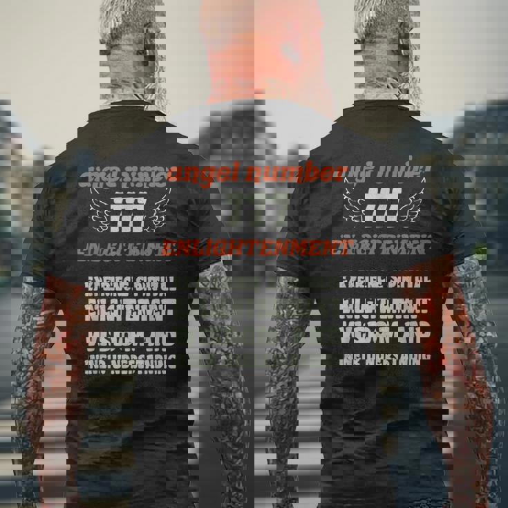 エンジェルナンバー777エンライトメント数秘術パーソナルナンバー777 メンズTシャツ バックプリント 高齢者への贈り物