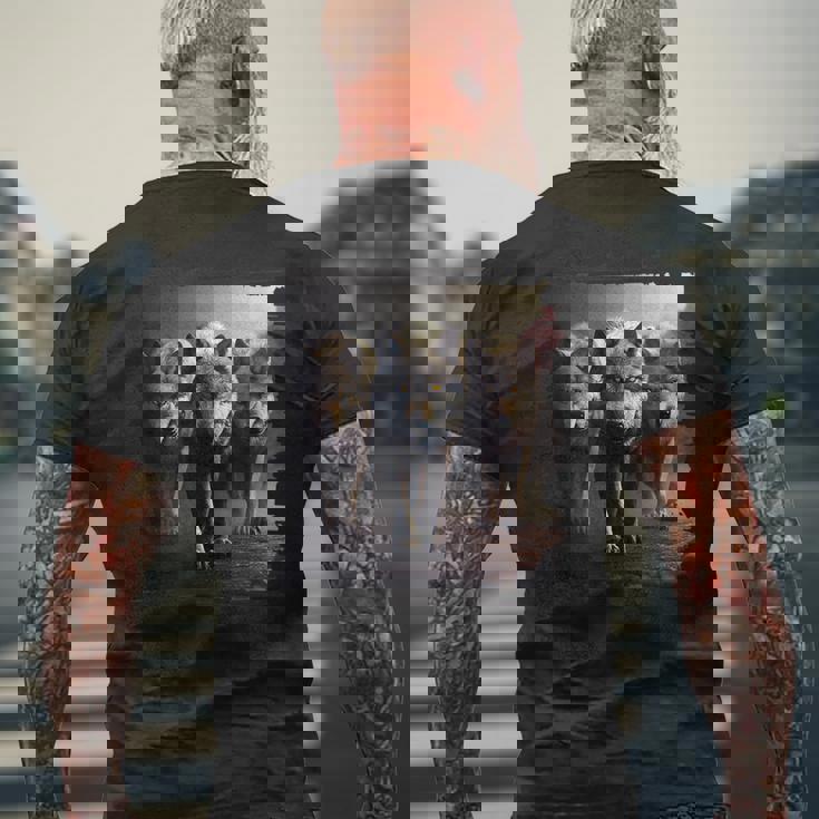 オオカミの部族 野生動物 ウルフ マウンテン メンズTシャツ バックプリント 高齢者への贈り物