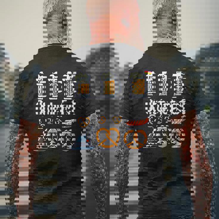 オクトーバーフェストをモチーフにしたビールジョッキ、ヴィースンのプレッツェル メンズTシャツ バックプリント 高齢者への贈り物