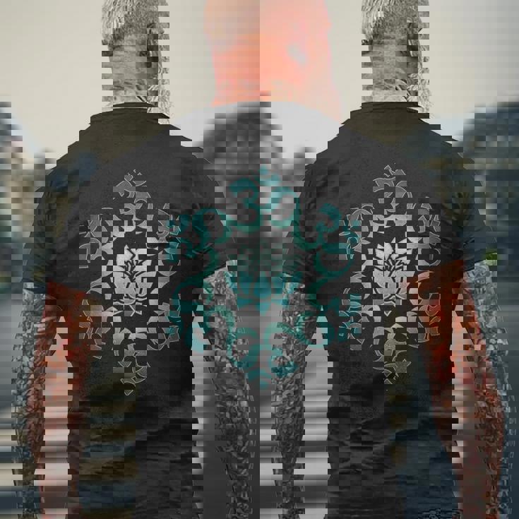 オム、マントラ、シンボル、マンダラ、蓮の花、仏教、ヨガ メンズTシャツ バックプリント 高齢者への贈り物