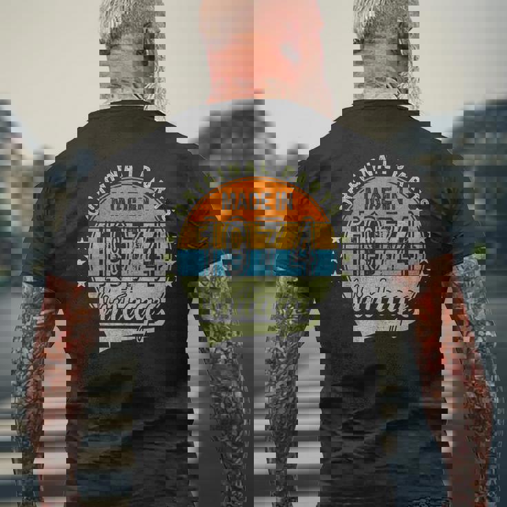 オリジナルパーツ 1974年生まれ ヴィンテージ 50歳 誕生日 レトロ メンズTシャツ バックプリント 高齢者への贈り物