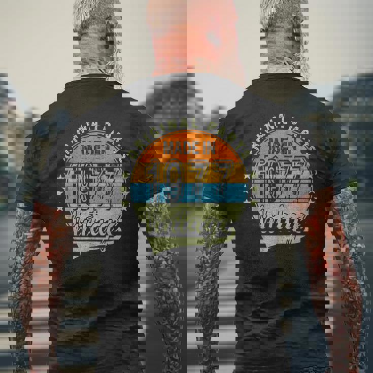 オリジナルパーツ 1977年生まれ ヴィンテージ 47歳 誕生日 レトロ メンズTシャツ バックプリント 高齢者への贈り物