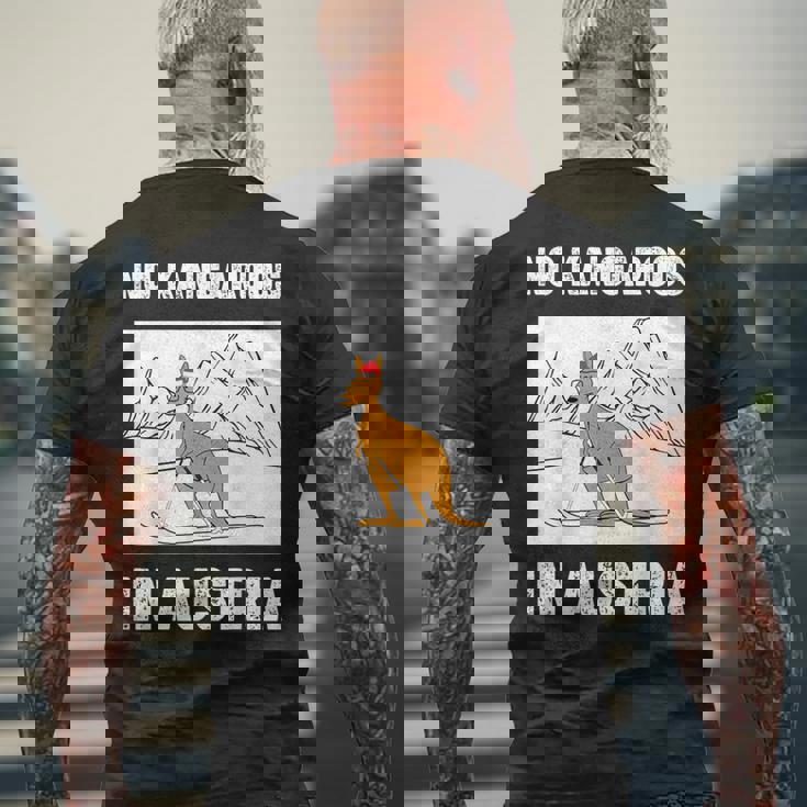 オーストリアにカンガルーはいない 愉快なオーストリア旅行 メンズTシャツ バックプリント 高齢者への贈り物