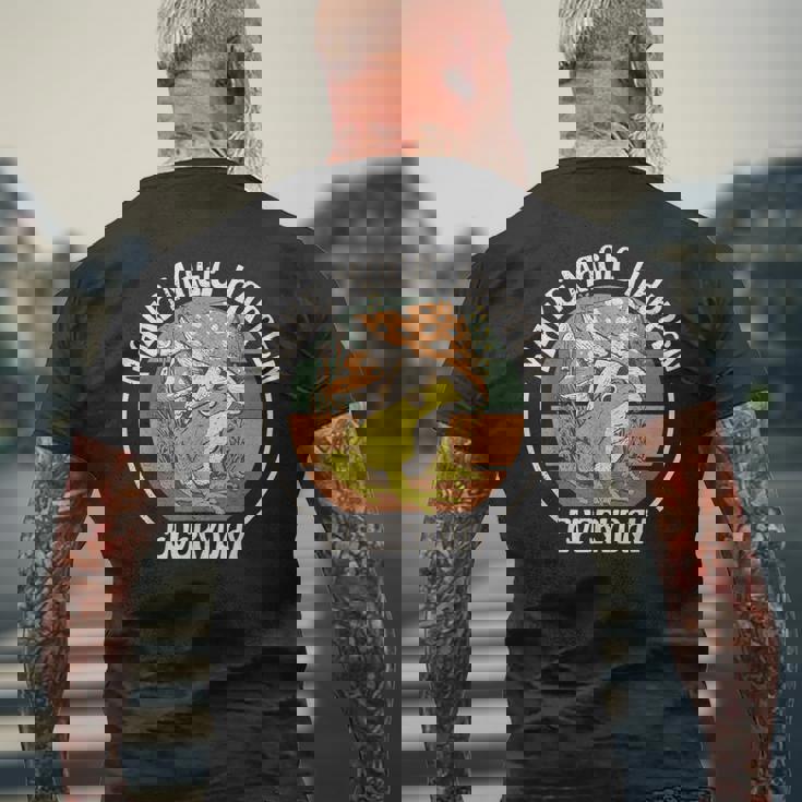 カエルとキノコ 毎日魔法を起こしましょう。 メンズTシャツ バックプリント 高齢者への贈り物