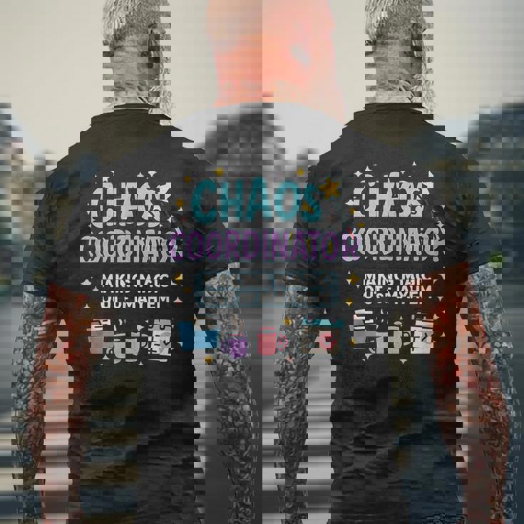 カオスコーディネーター 魔法のように混乱を整える人へ メンズTシャツ バックプリント 高齢者への贈り物