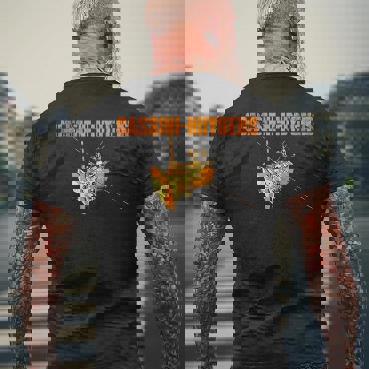 カッシーニ・ホイヘンス宇宙探査機 土星太陽系天文学 メンズTシャツ バックプリント 高齢者への贈り物