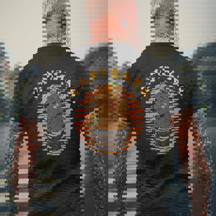 カピバラ 飼育員 動物 げっ歯類 自然 リラックス スパ メンズTシャツ バックプリント 高齢者への贈り物