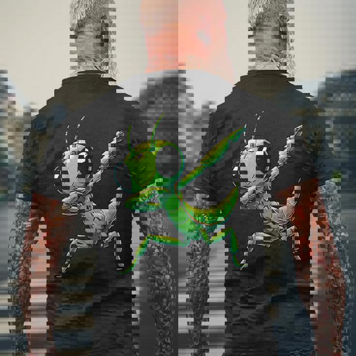 カマキリ、おかしなカマキリ メンズTシャツ バックプリント 高齢者への贈り物