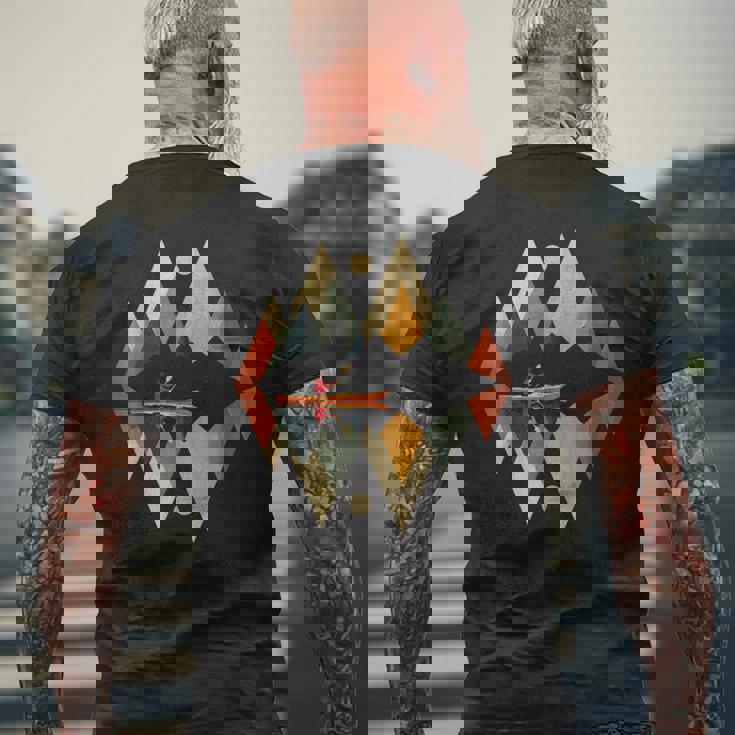 カヤック ヴィンテージ レトロ 山 カヌー カヌー カヤック メンズTシャツ バックプリント 高齢者への贈り物