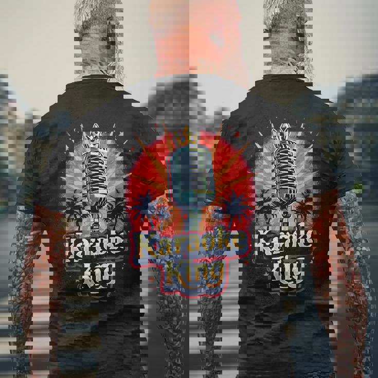 カラオケ愛好家のための面白いカラオケキング メンズTシャツ バックプリント 高齢者への贈り物