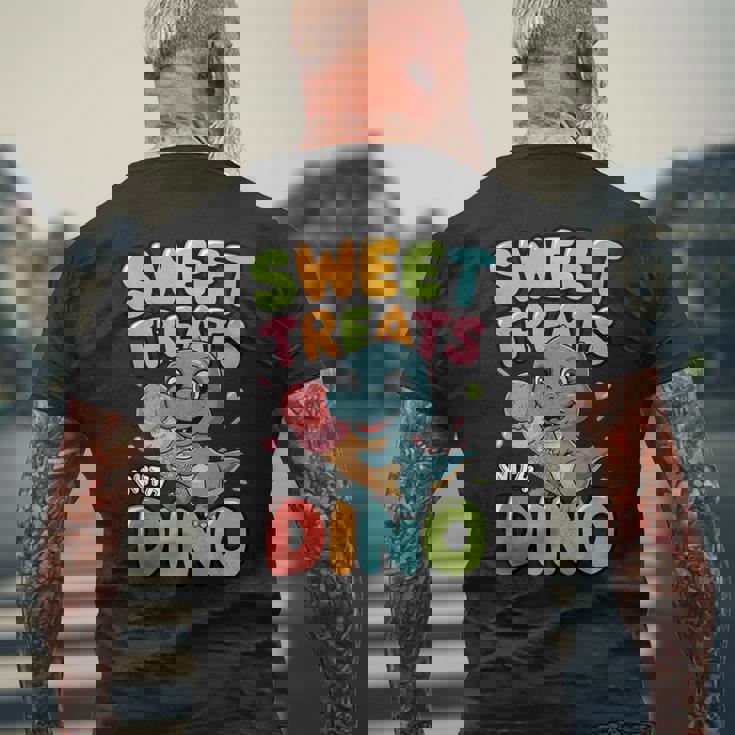 カラフル スイート おやつ 恐竜 かわいい 恐竜 デザート アイスクリーム メンズTシャツ バックプリント 高齢者への贈り物